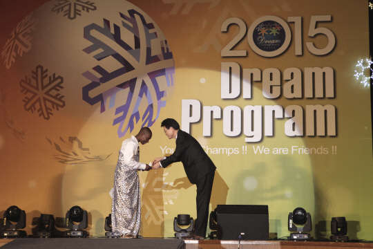 KT는 지난 25일부터 내달 6일까지 13일 동안 2018년 평창동계올림픽이 개최되는 강원도 평창 알펜시아와 강릉 빙상경기장에서 열리는 '2015 드림프로그램'을 지원한다고 밝혔다.'드림프로그램'은 눈을 볼 수 없는 나라에 사는 청소년들을 초청해 스키와 빙상 등 동계스포츠와 다양한 문화체험을 제공하는 사회공헌 프로그램이다. 공대기 KT 강원고객본부장이 드림프로그램에 참여한 르완다 학생에게 KT 기념품을 전달하고 있다. <KT 제공>